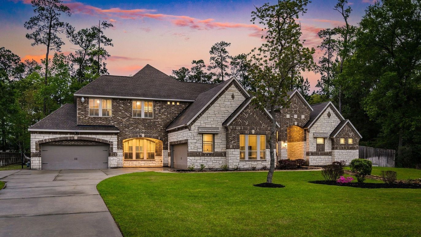 Attached, Exterior, Facade, Brick Traditional
