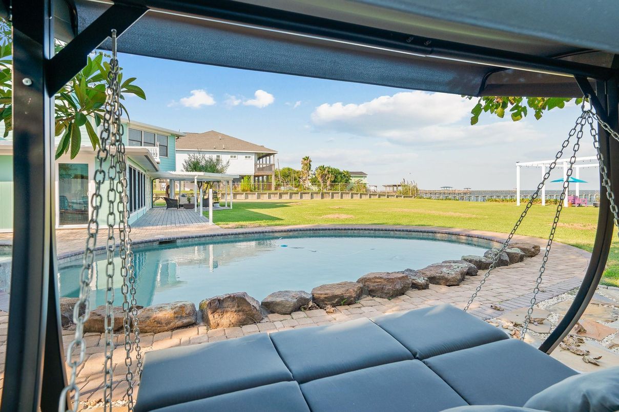 Exterior, Playground, Pool