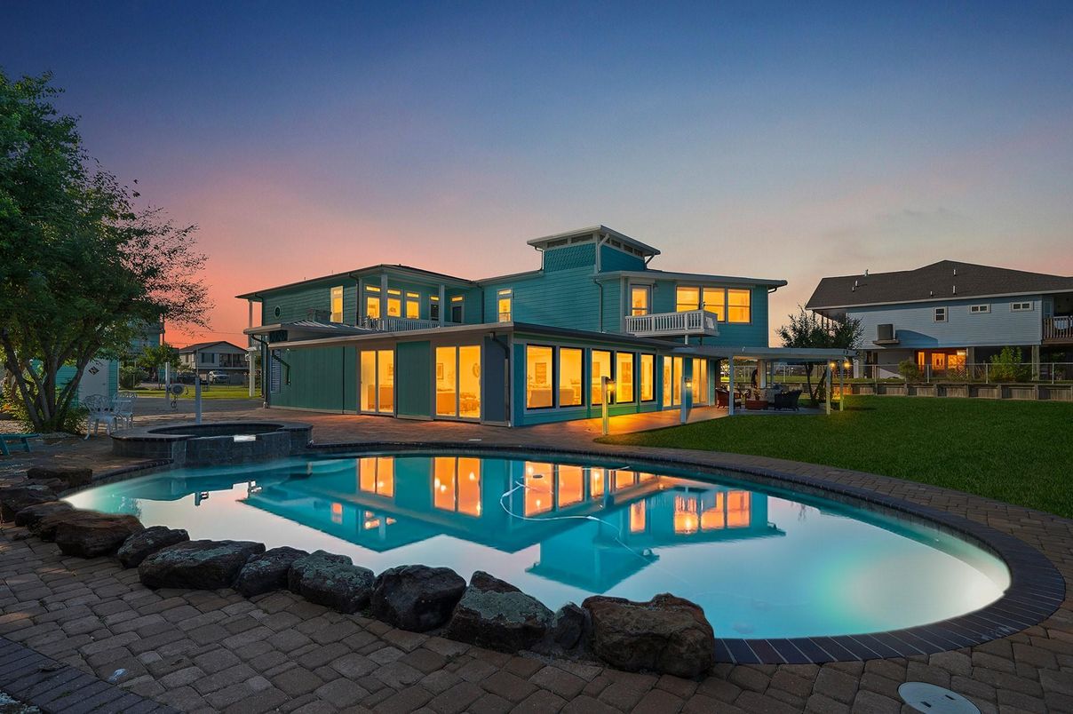 Exterior, Pool
