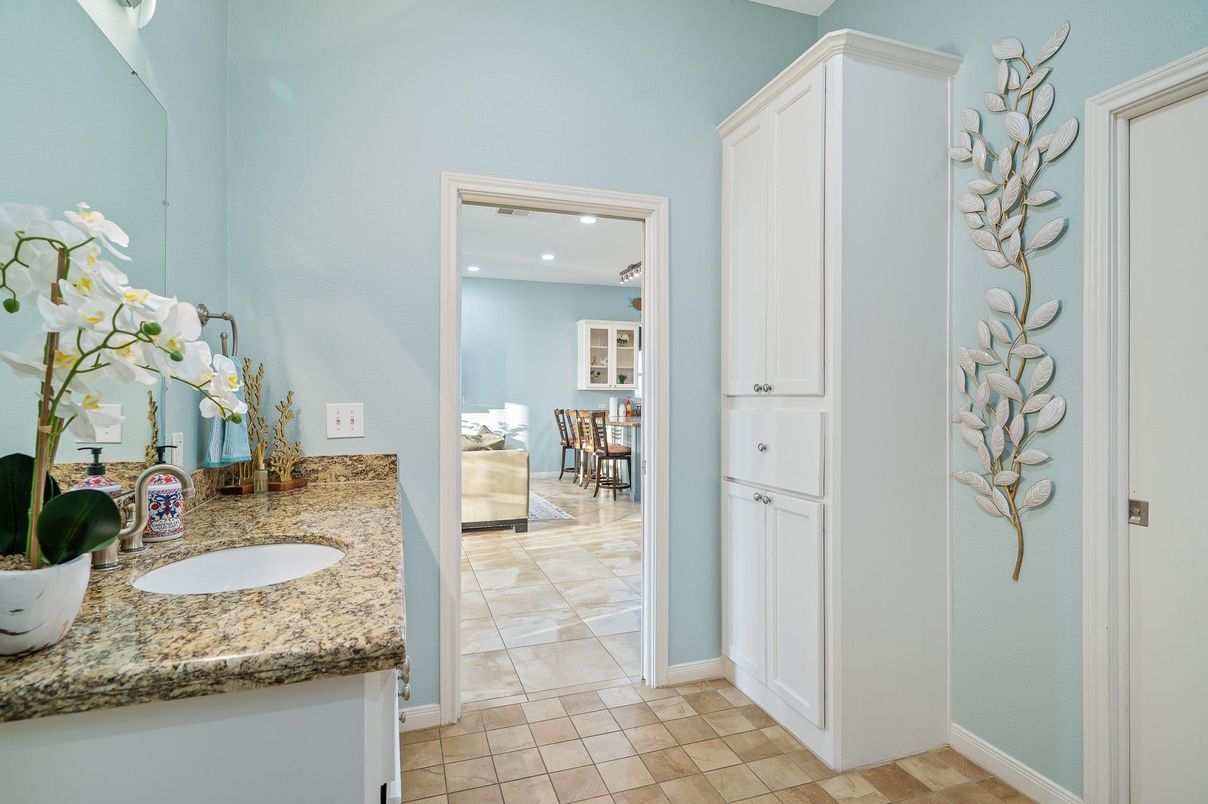 Bathroom, Interior, Recessed Lighting