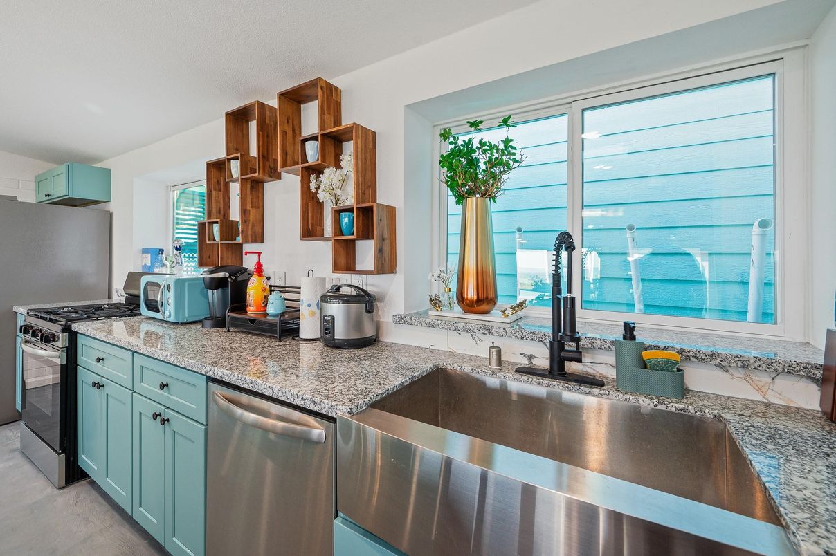 Interior, Kitchen, Stainless Steel Appliances, Water