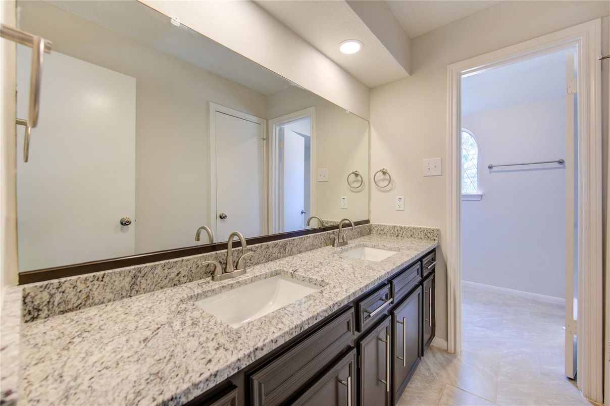 Bathroom, Dual Sink Vanities, Interior, Recessed Lighting