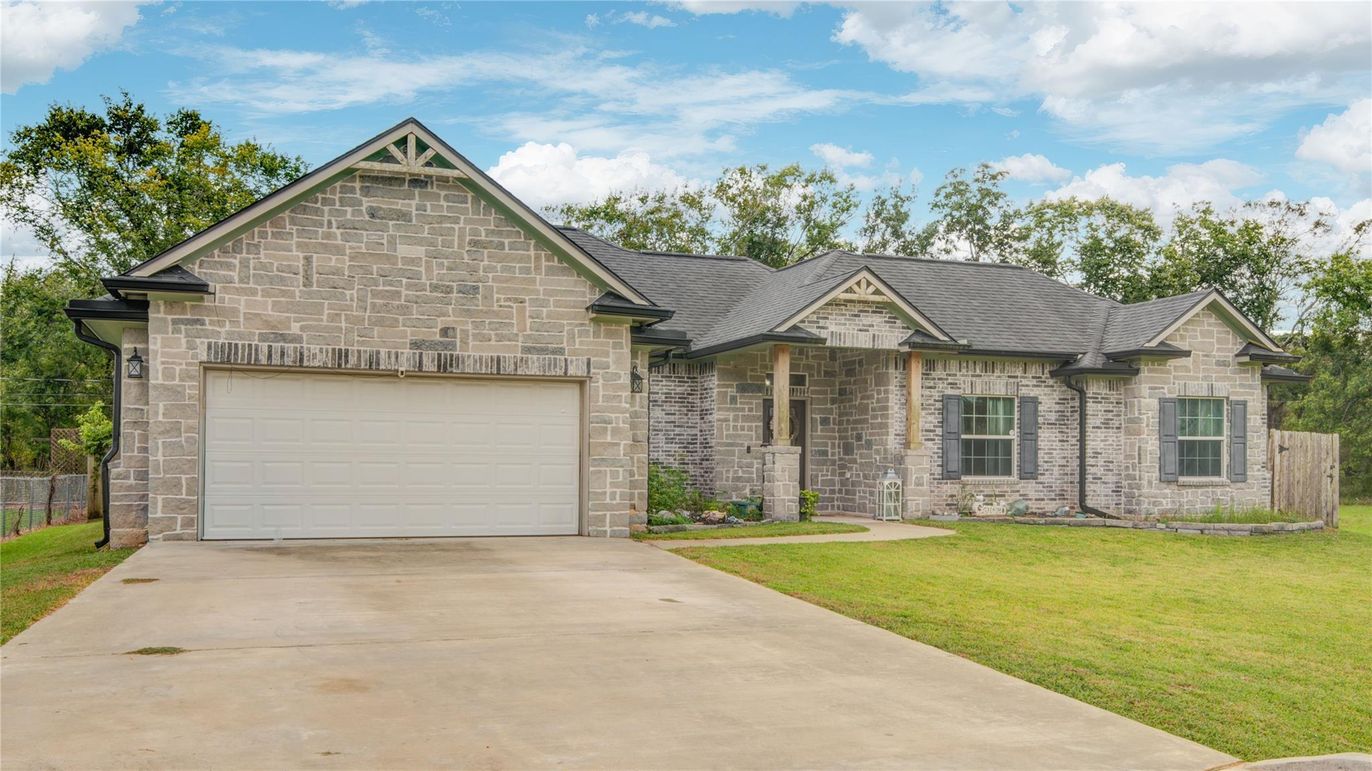 Attached, Exterior, Facade, Brick Traditional