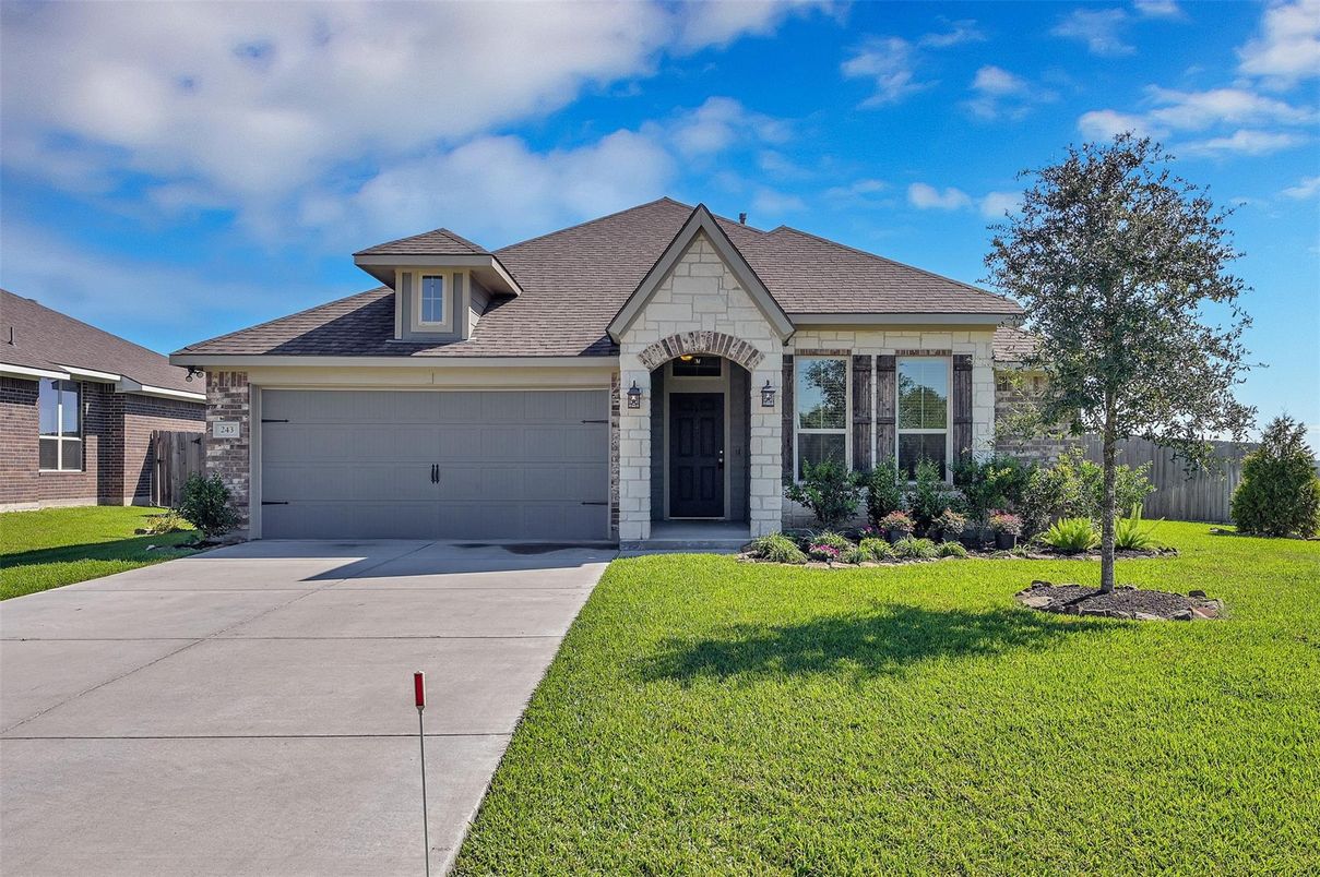 Attached, Exterior, Facade, Ranch