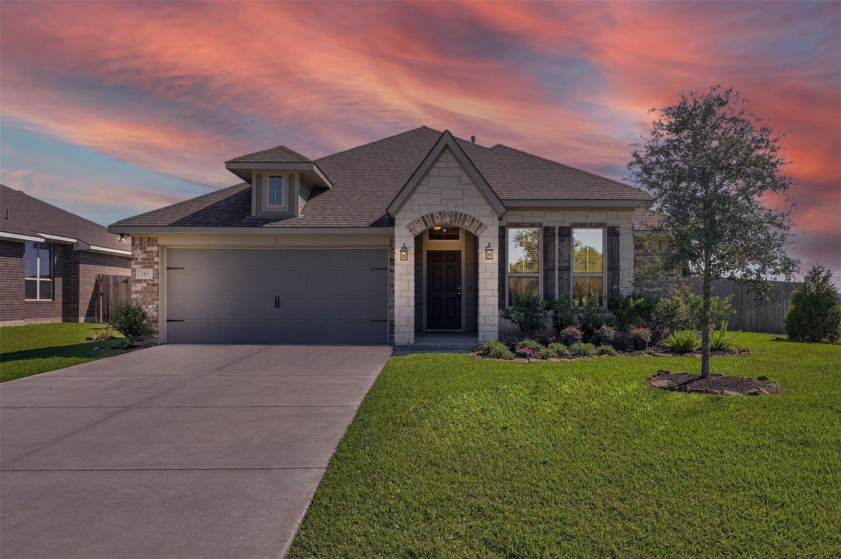 Attached, Exterior, Facade, Ranch