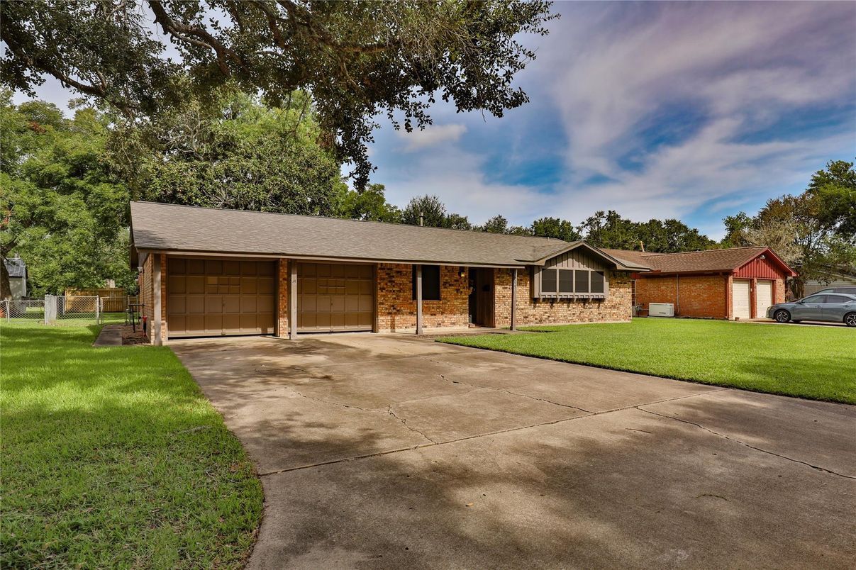 Attached, Exterior, Facade, Brick Facade, Ranch