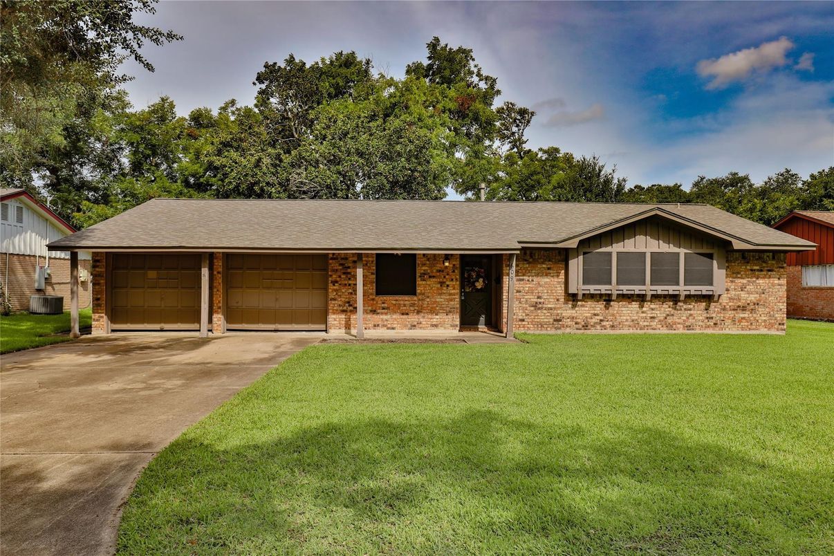 Attached, Exterior, Facade, Brick Facade, Ranch