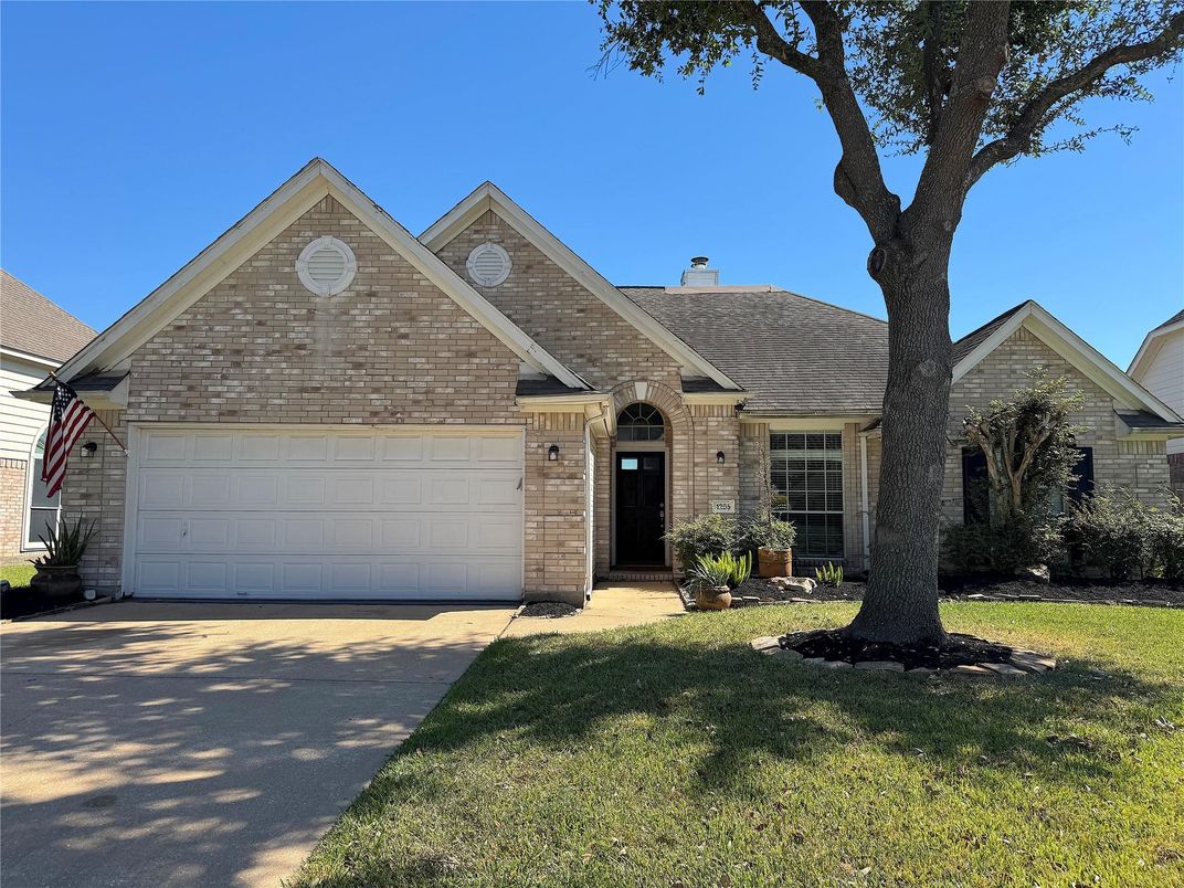 Attached, Exterior, Facade, Brick Traditional