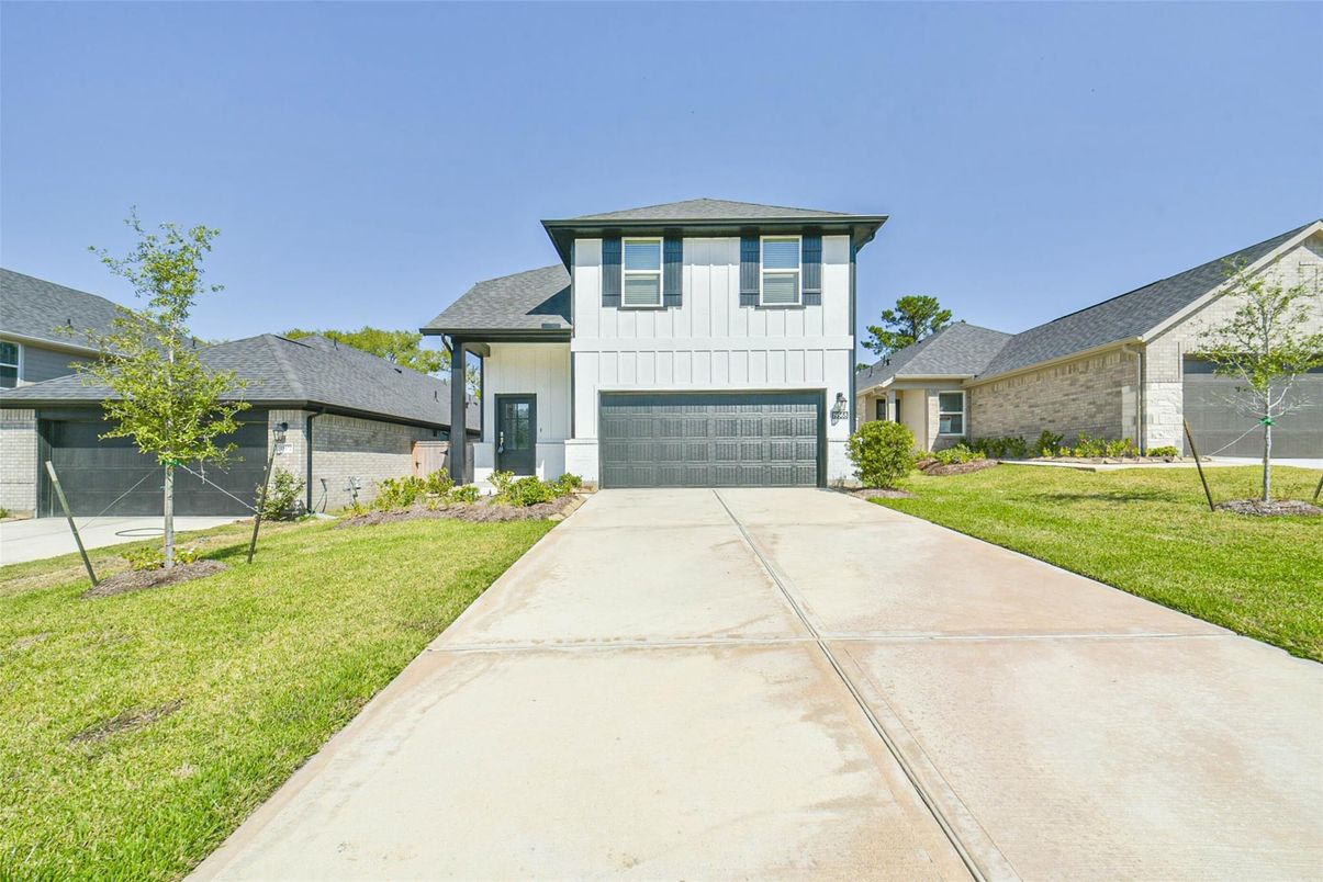 Attached, Exterior, Facade, Split Level