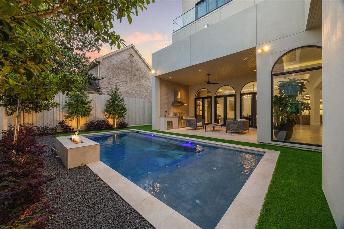 Exterior, Outdoor Kitchen, Pool
