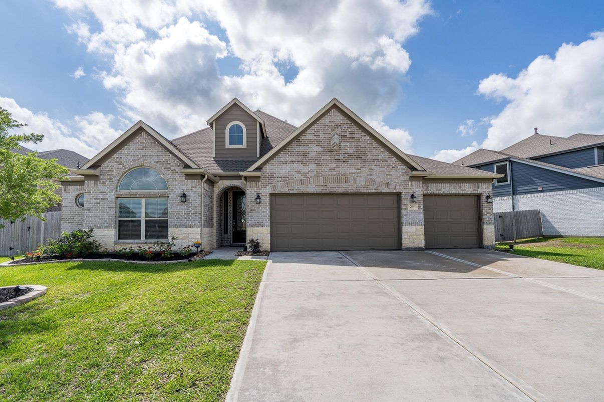 Attached, Exterior, Facade, Brick Traditional