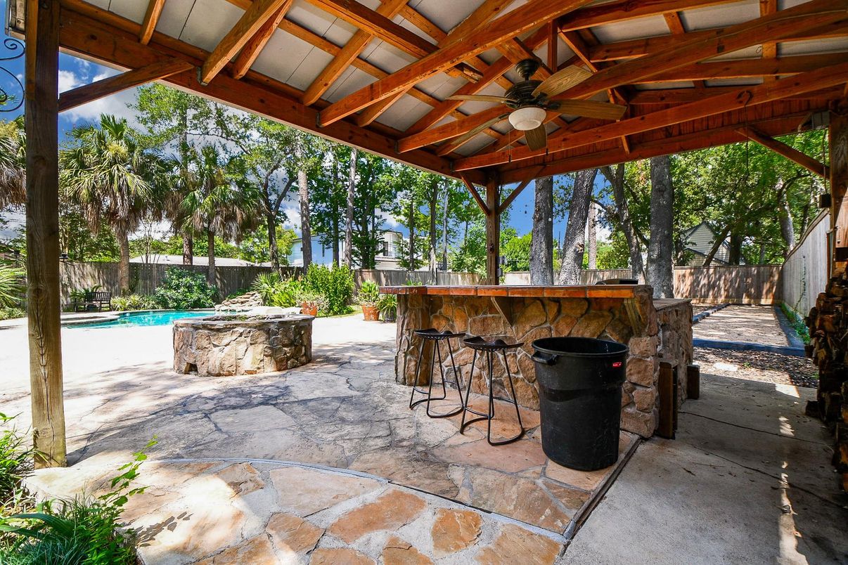 Exterior, Outdoor Kitchen, Pool