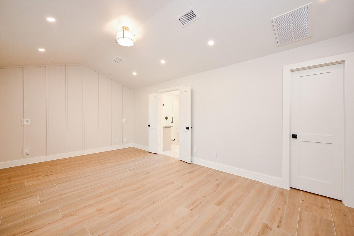 Empty room, Interior, Recessed Lighting, Wood Texture Flooring