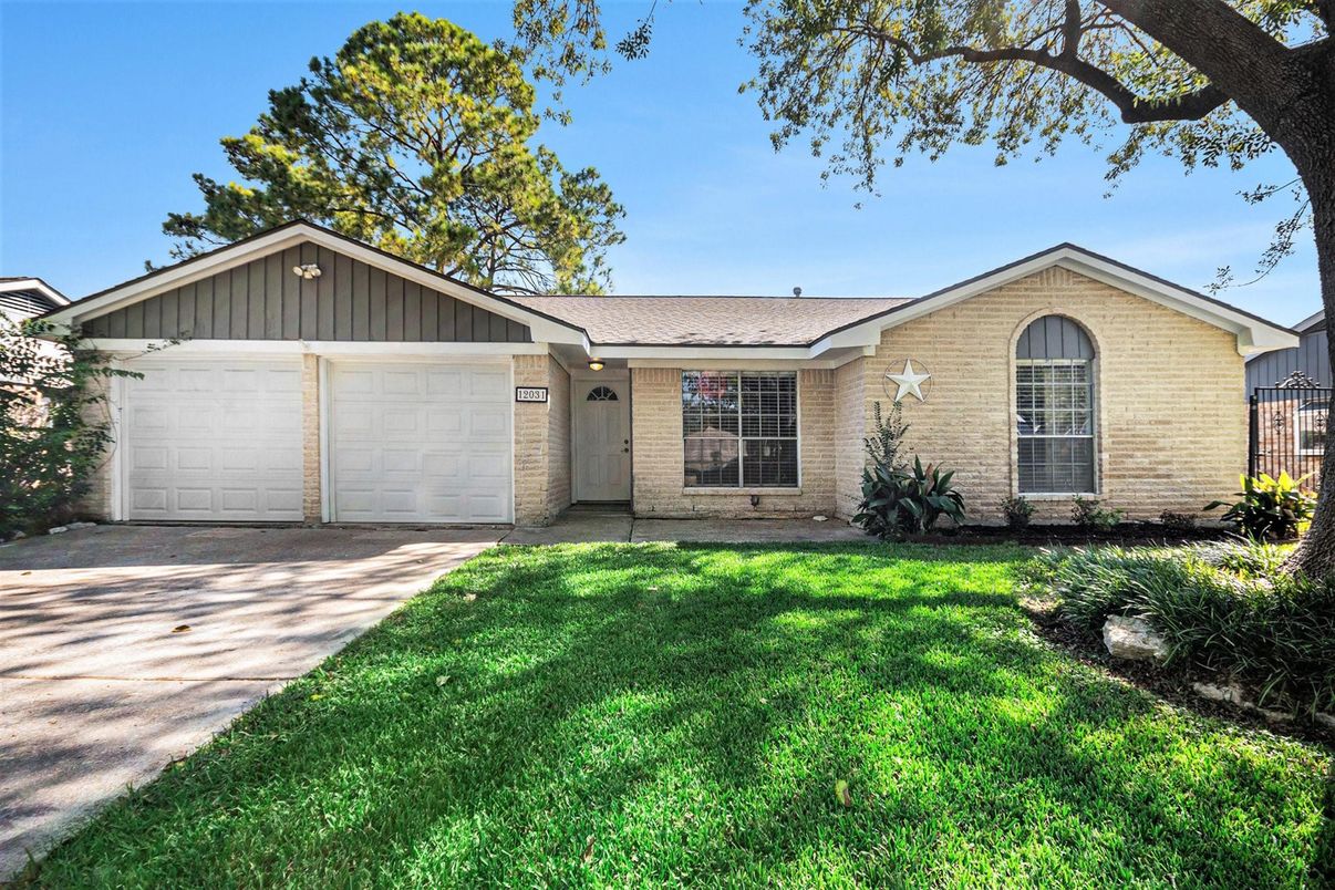Attached, Exterior, Facade, Brick Facade, Ranch