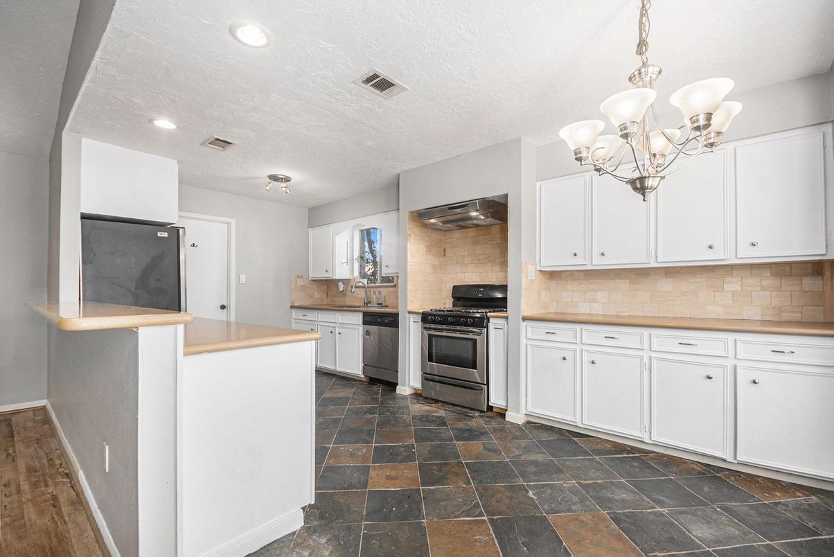 Chandelier, Interior, Kitchen, Recessed Lighting, Stainless Steel Appliances