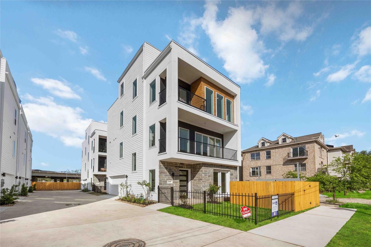 Exterior, Facade, Modern