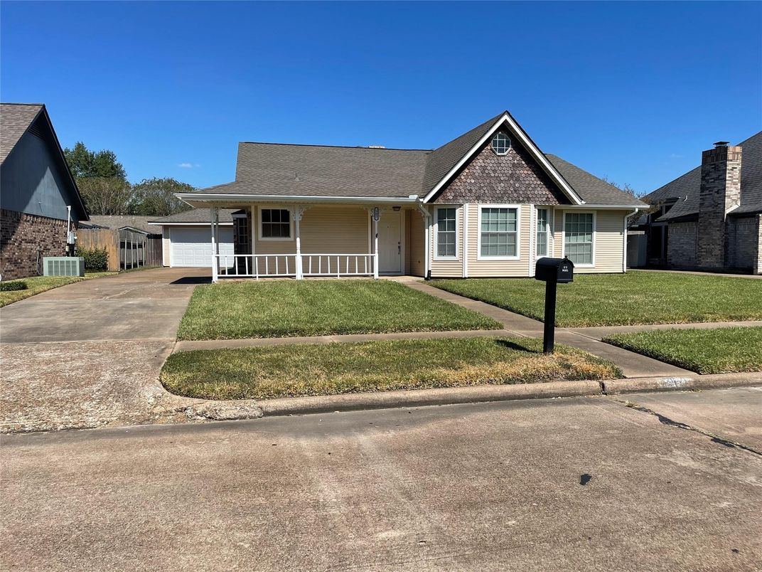 Attached, Exterior, Facade, Ranch