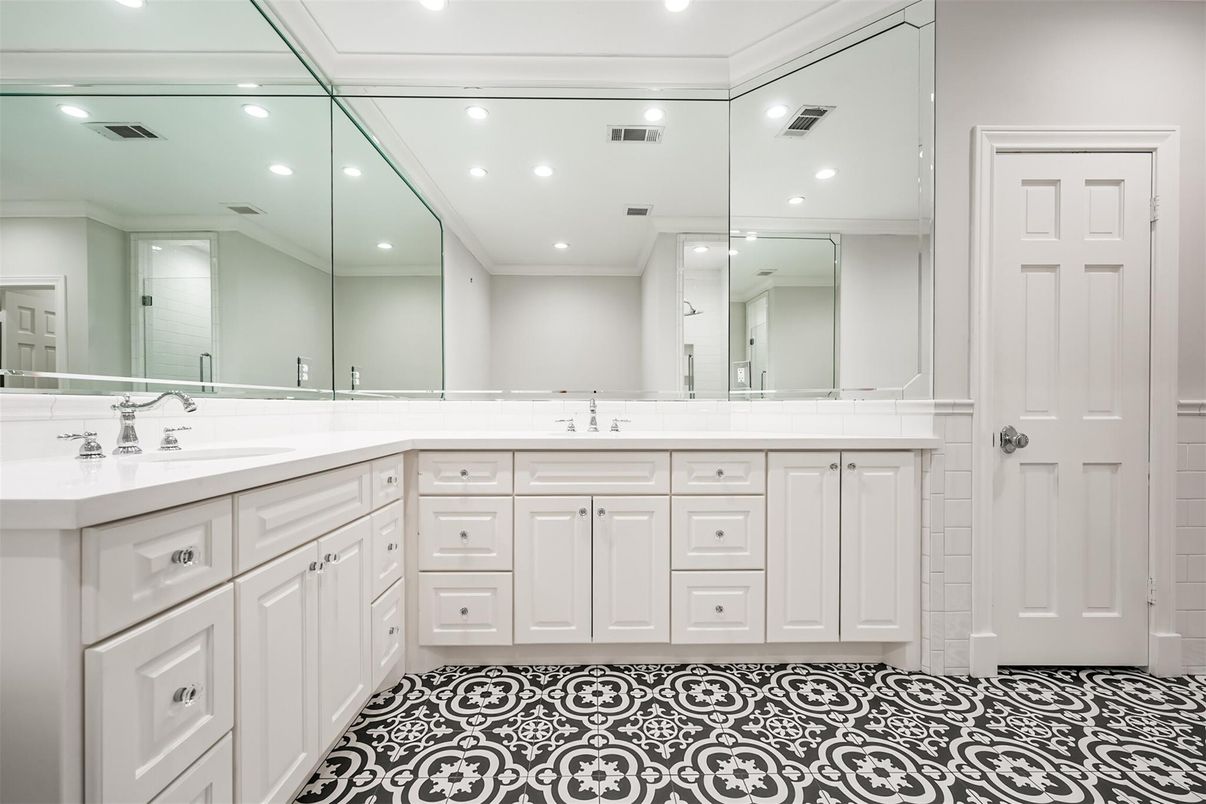 Bathroom, Dual Sink Vanities, Interior, Recessed Lighting