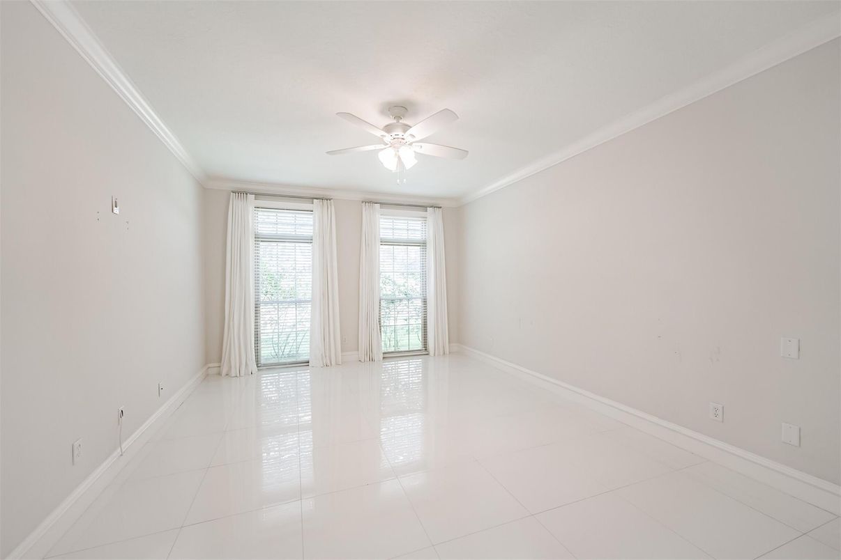 Empty room, Interior
