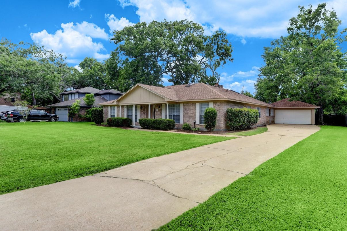 Attached, Backyard, Exterior, Facade, Brick Facade, Ranch