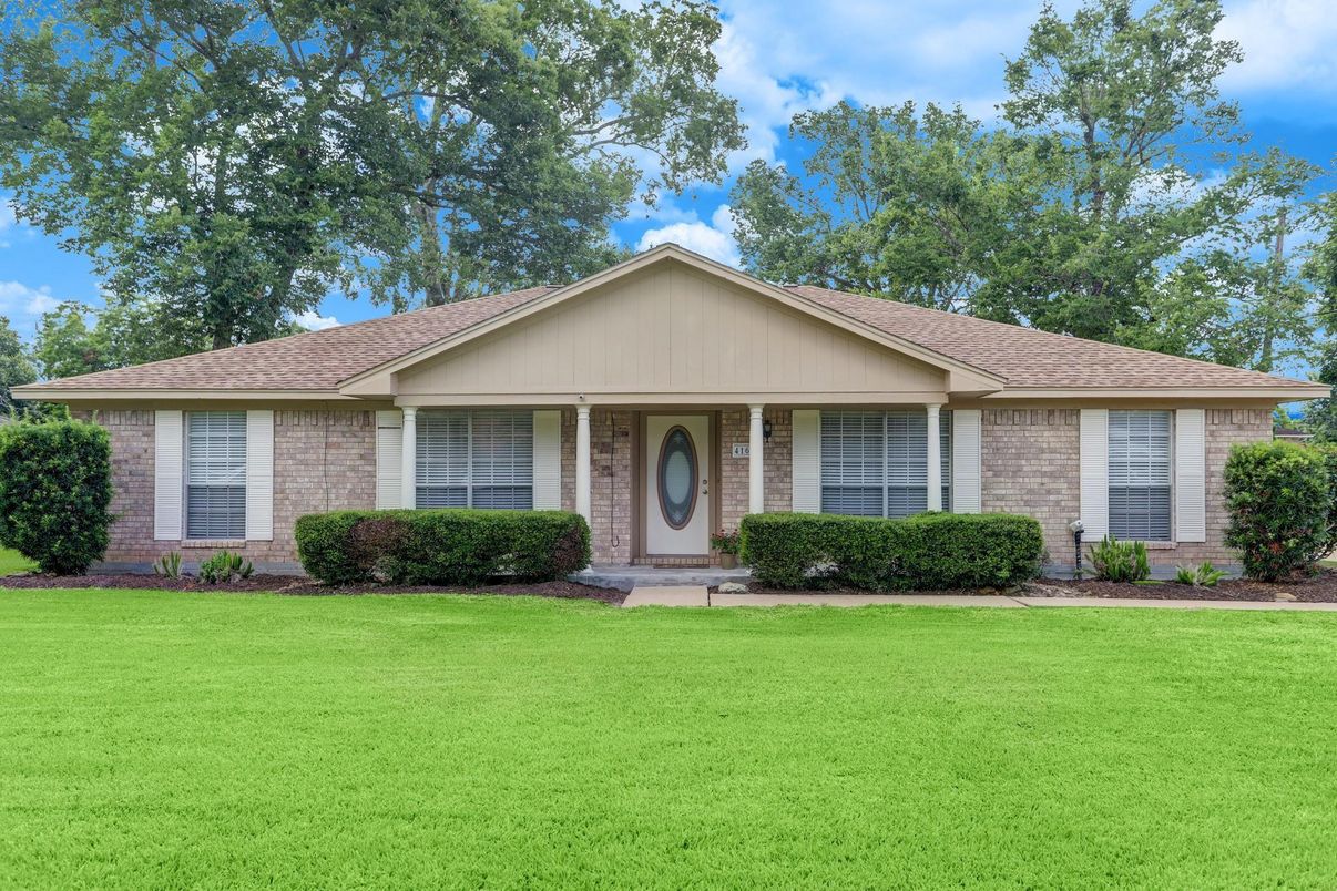 Exterior, Facade, Brick Facade, Ranch