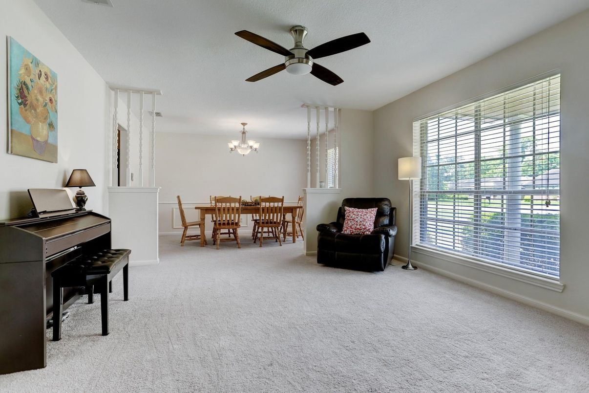 Chandelier, Dining room, Interior, Piano