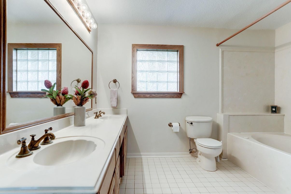 Bathroom, Dual Sink Vanities, Interior