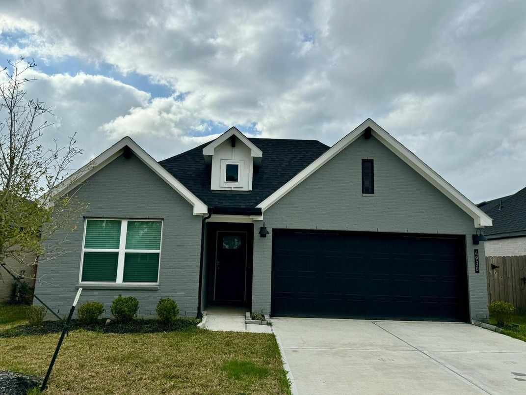 Attached, Exterior, Facade, American Craftsman