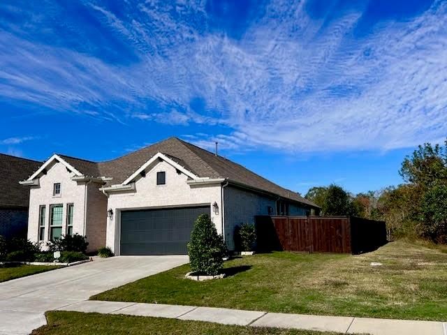 Attached, Exterior, Facade, Ranch
