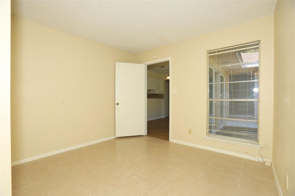 Empty room, Interior