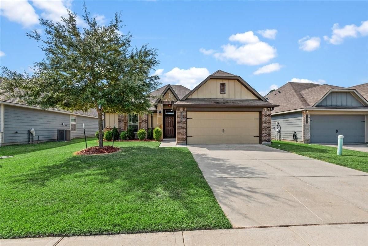 Attached, Exterior, Facade, Ranch