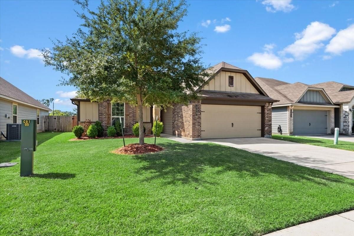 Attached, Backyard, Exterior, Facade, Brick Facade, Ranch