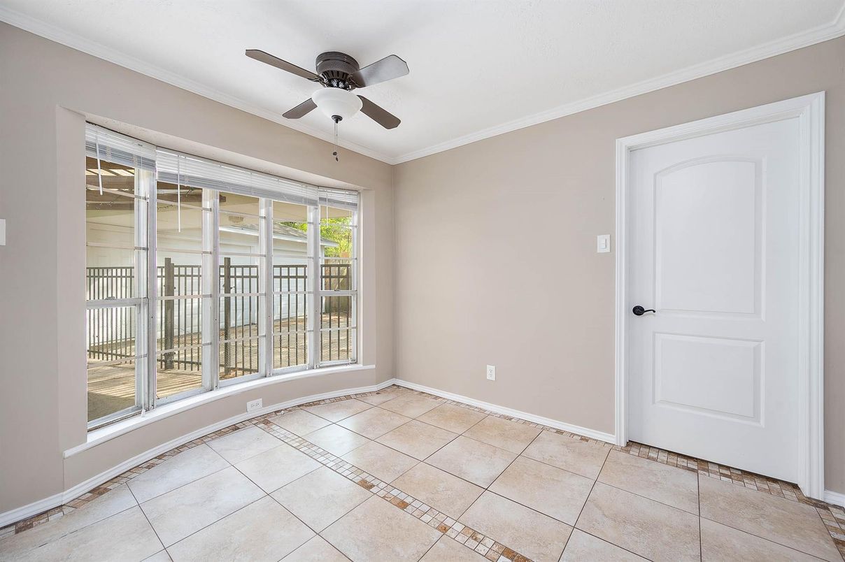 Empty room, Interior