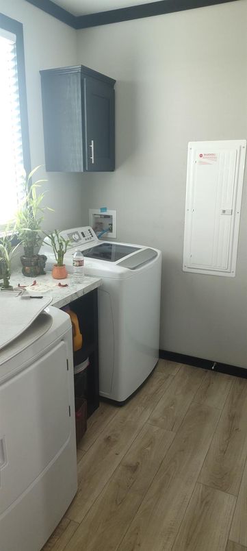 Interior, Washer, Wood Texture Flooring