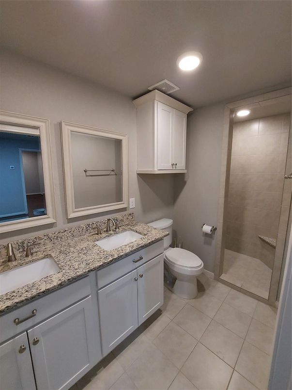 Bathroom, Dual Sink Vanities, Interior, Recessed Lighting