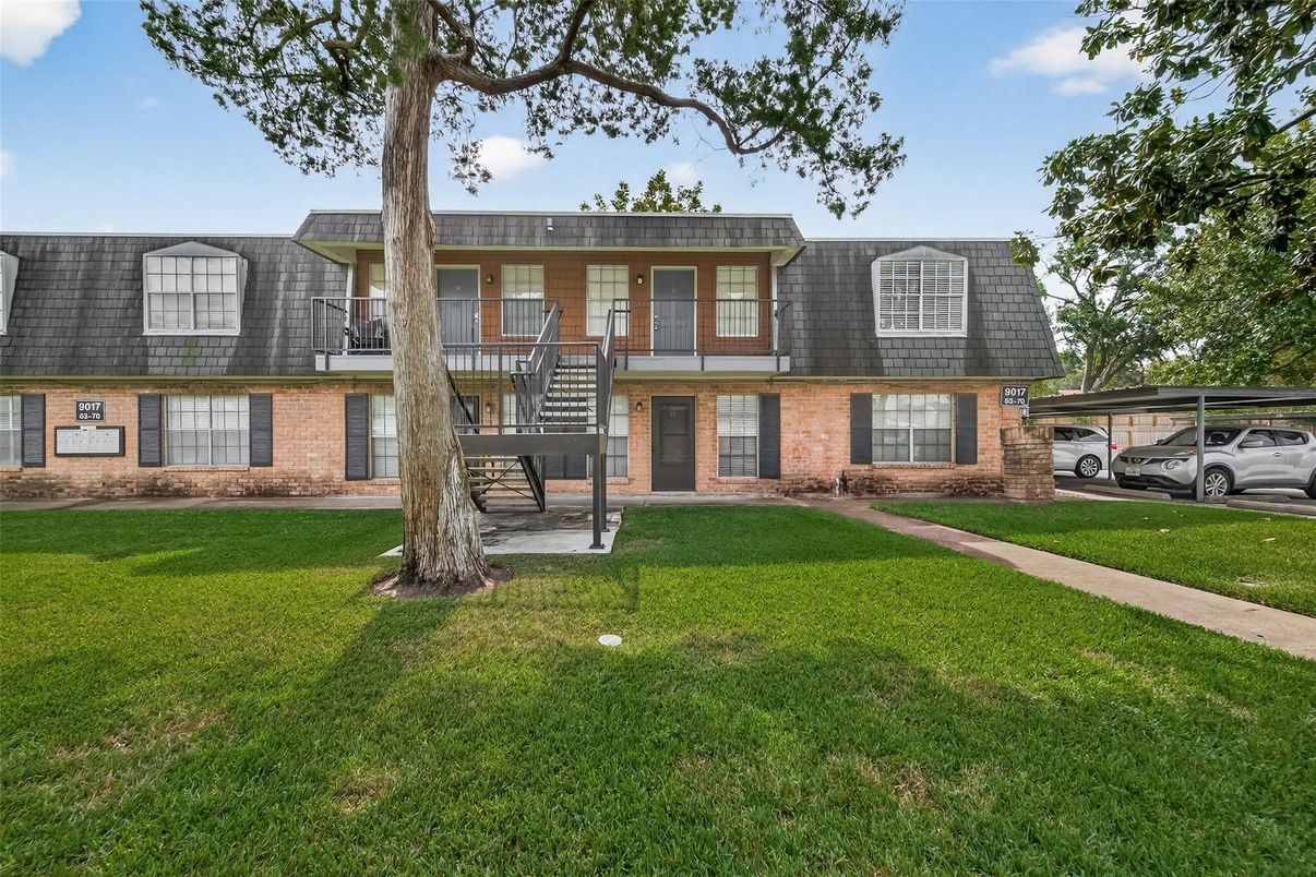 Exterior, Facade, Brick Facade, Rowhouse