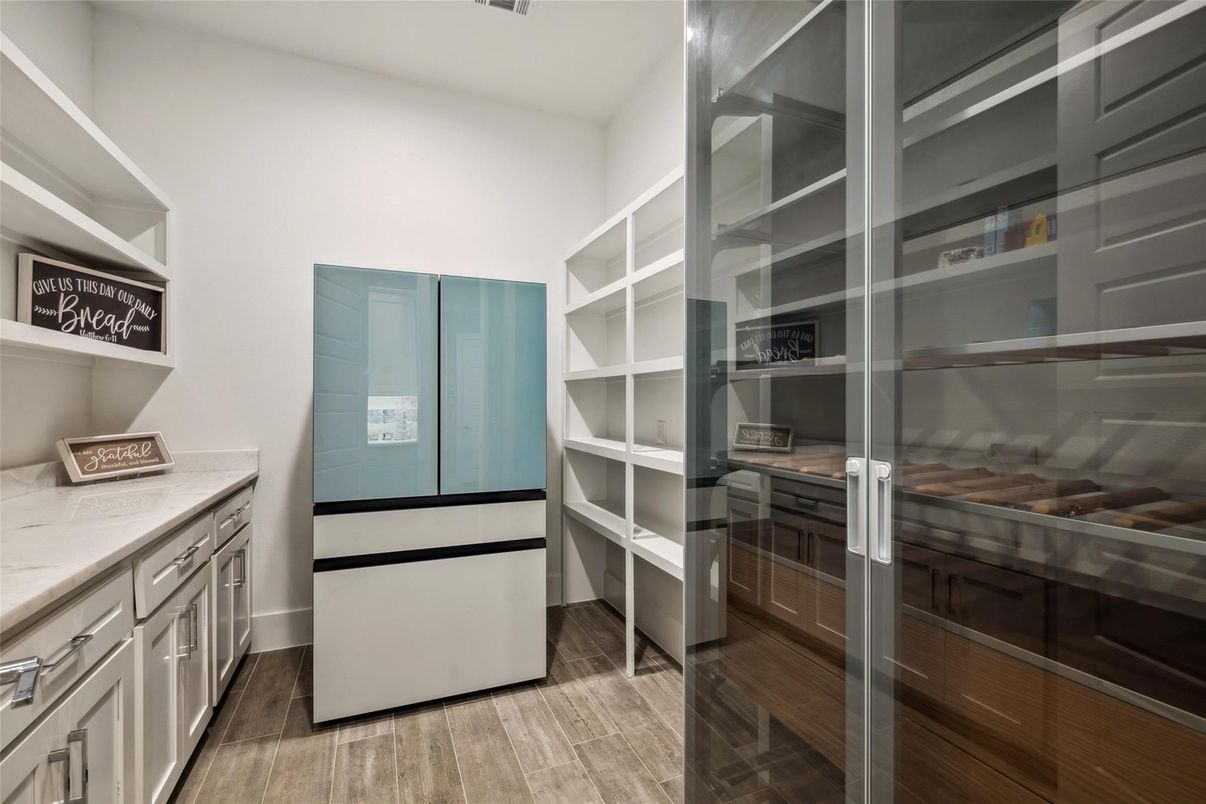 Interior, Walk-in Closets, Wood Texture Flooring