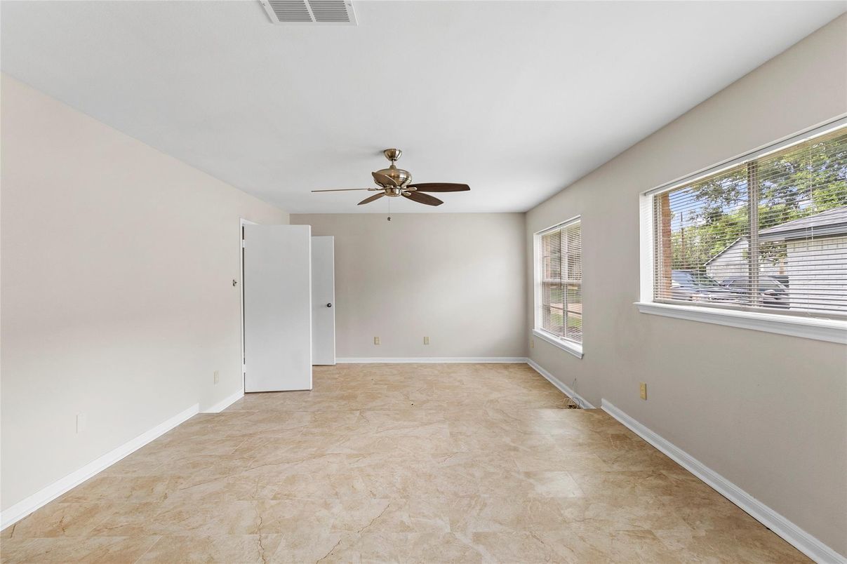 Empty room, Interior