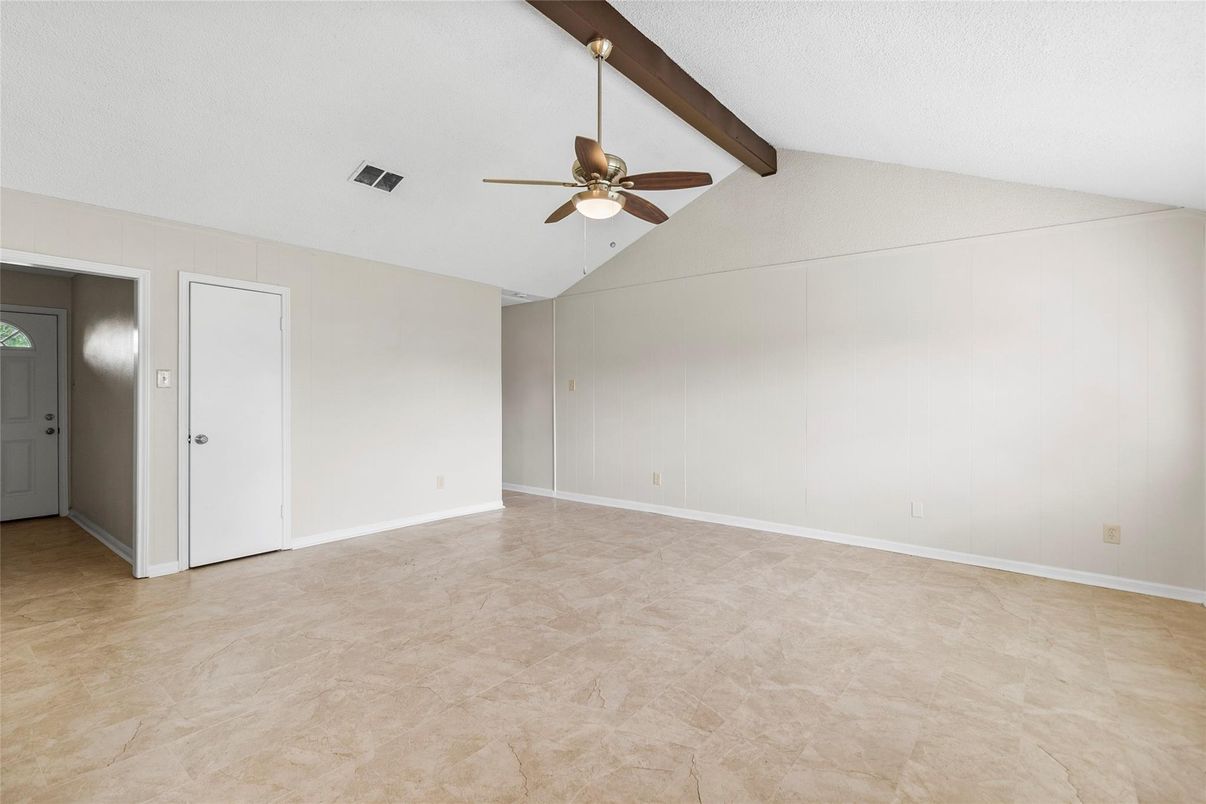 Empty room, Interior, Wooden Beams