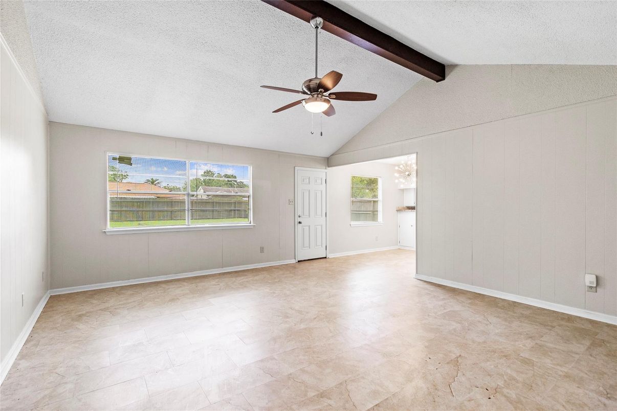 Empty room, Interior, Wooden Beams