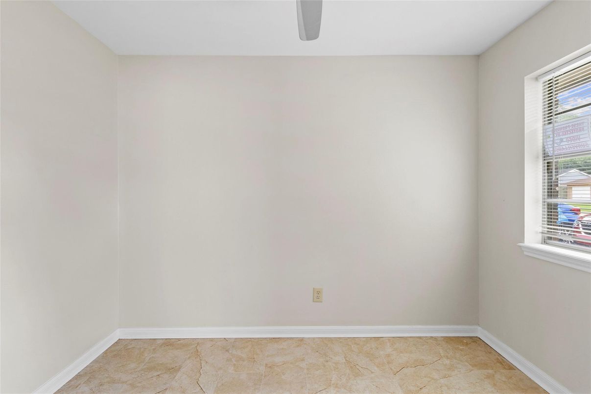 Empty room, Interior