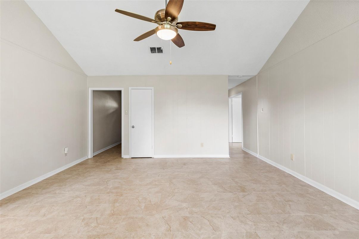 Empty room, Interior