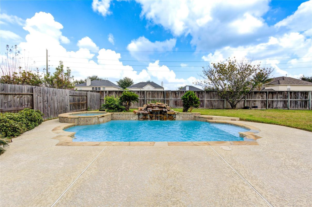 Exterior, Pool