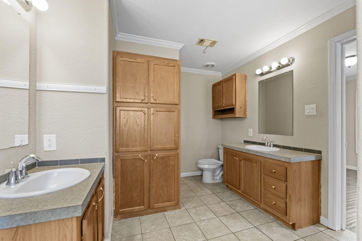 Bathroom, Dual Sink Vanities, Interior