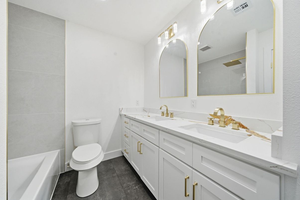 Bathroom, Dual Sink Vanities, Interior