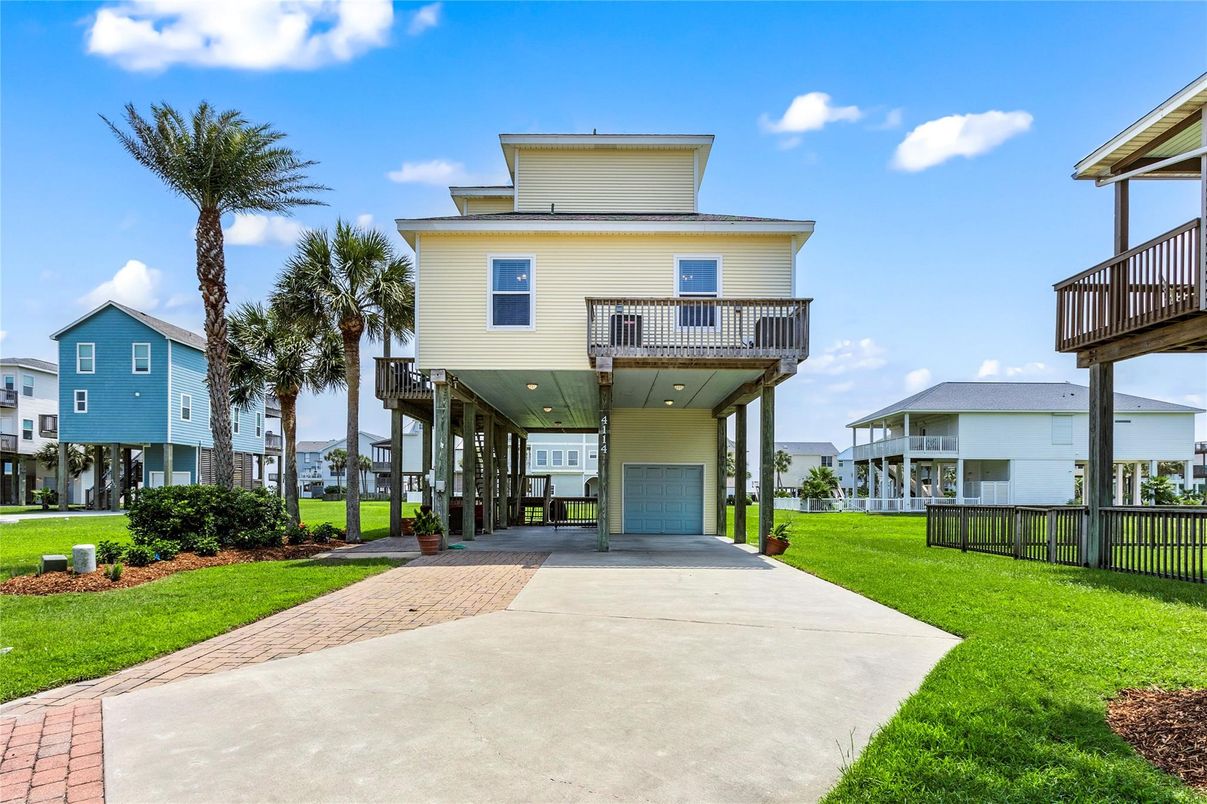 Attached, Backyard, Exterior, Facade, Modern