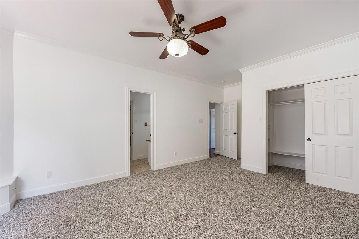 Empty room, Interior