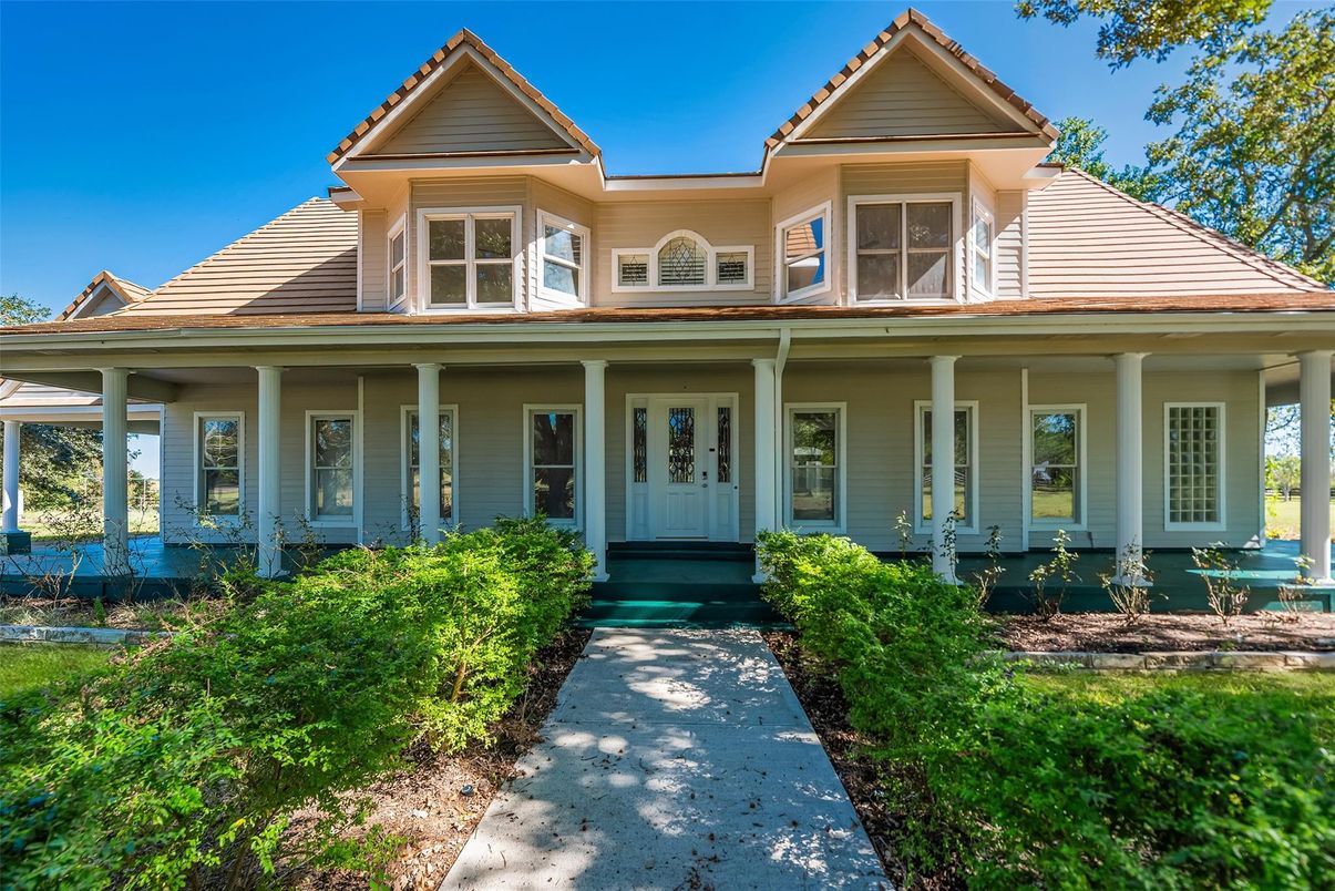 Exterior, Facade, Queen Anne Victorian