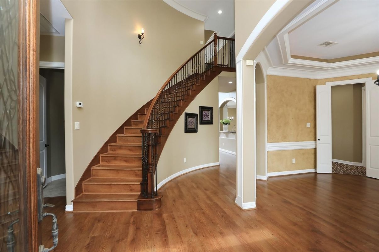 Interior, Recessed Lighting, Wood Texture Flooring