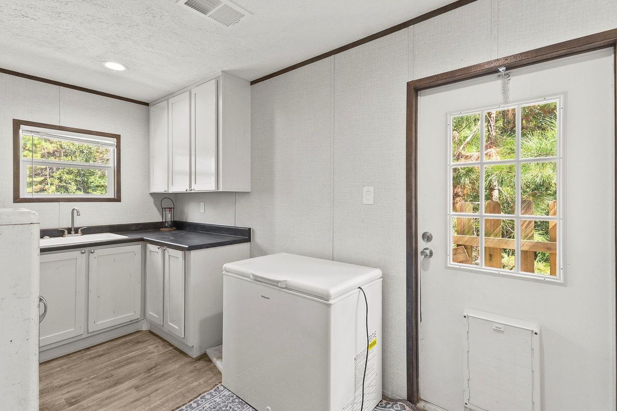 Interior, Recessed Lighting, Washer, Wood Texture Flooring
